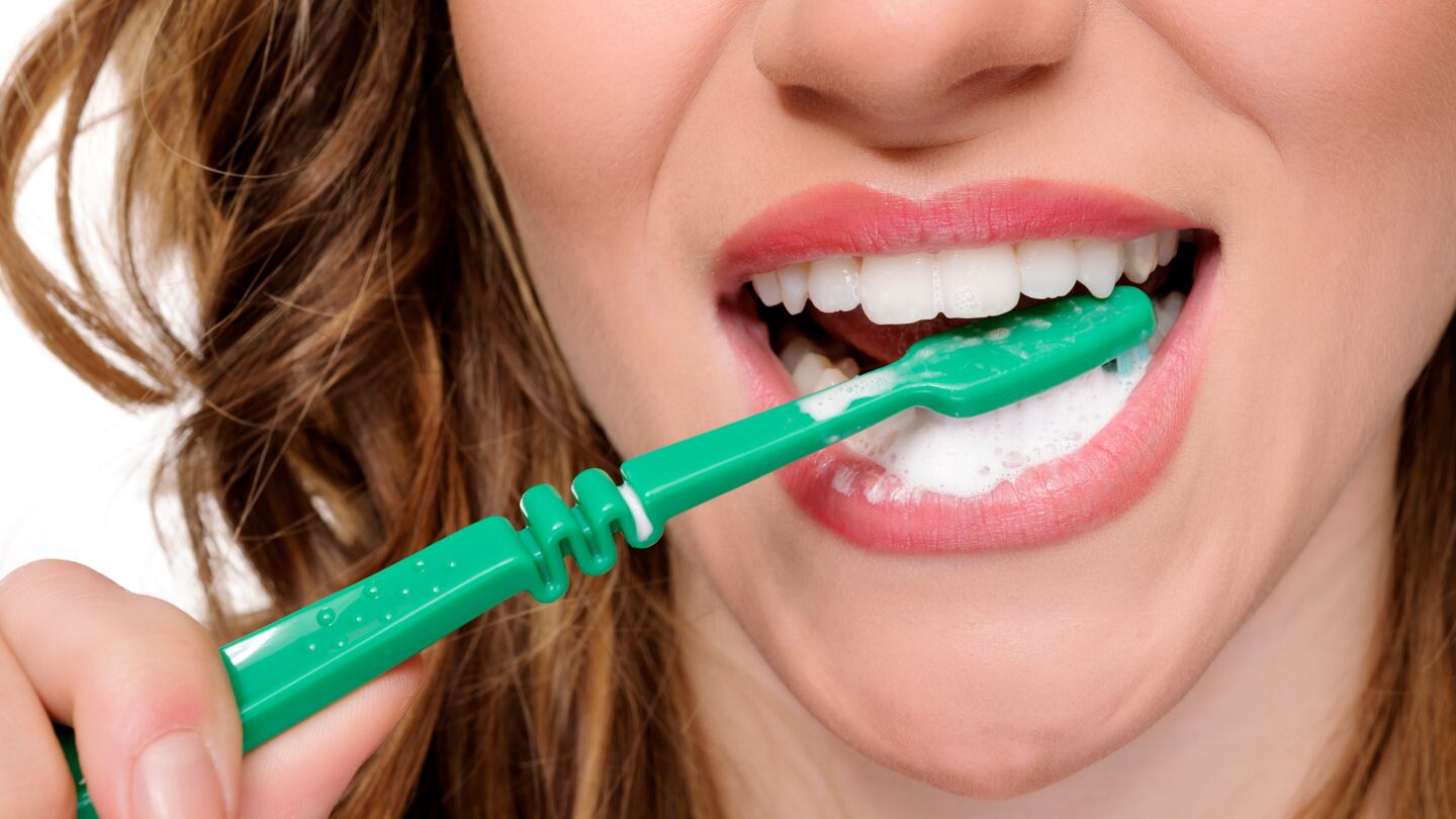 Desde nuestra clínica dental en Guadalajara, te proponemos estos mitos y verdades sobre trucos dentales para que puedas decidir con claridad sobre cómo cuidar tu sonrisa. Por ejemplo, si te cepillas con más fuerza, se limpiará mejor tu boca, esto es falso. 
