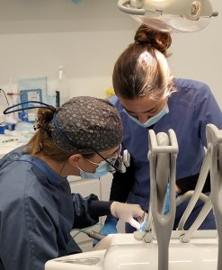 La Dra. Belén Merino en nuestra consulta de Clínica dental Los Valles en Guadalajara.