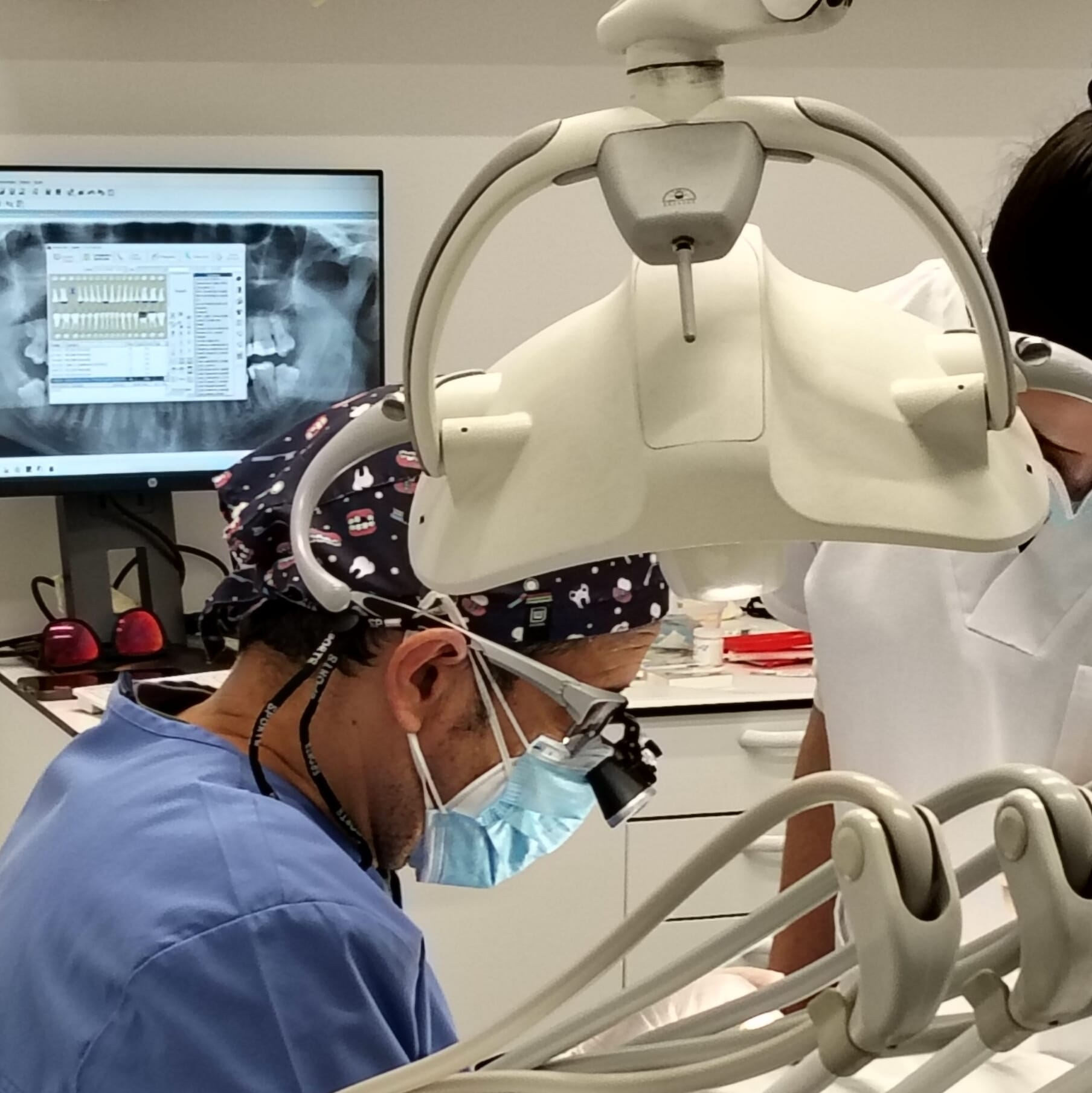 El Dr. Iván Arianes de Clínica dental Los Valles en consulta, sumando a los cambios legales en odontología en España, que actualmente están marcando un antes y un después en la forma de ejercer la profesión. 