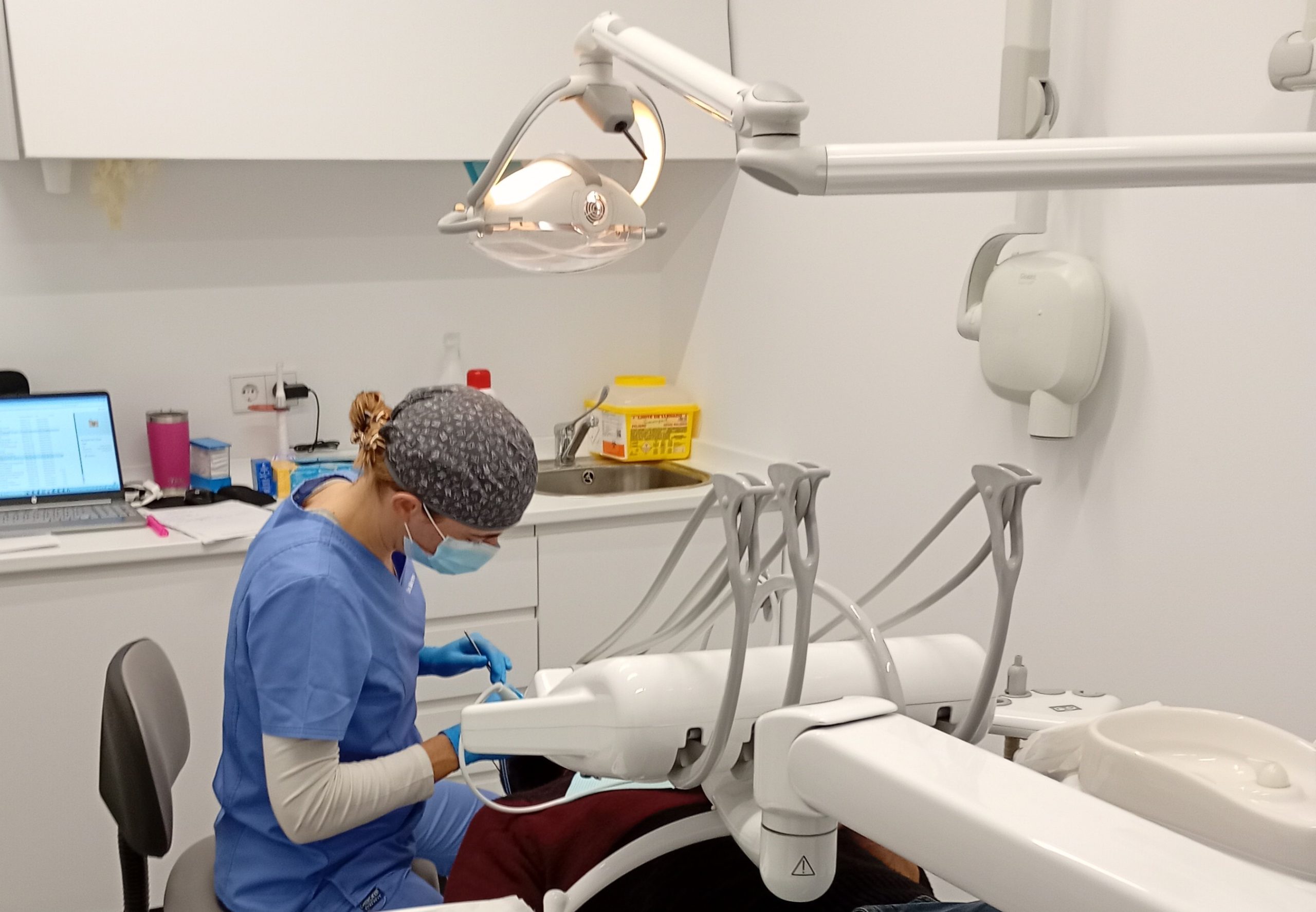 Los cambios legales en odontología seguirán evolucionando en los próximos años, ya que la profesión se dirige hacia un modelo más regulado y estructurado. Para los pacientes, supone una mejora en la "calidad del servicio, con mayor control y transparencia en cada tratamiento". Para las clínicas, por ejemplo, estos cambios legales representan un reto y una oportunidad para adaptarse en un entorno cada vez más exigente. En consulta, la Dra. Belén Merino, sumando a estos nuevos retos en nuestra Clínica dental Los Valles.