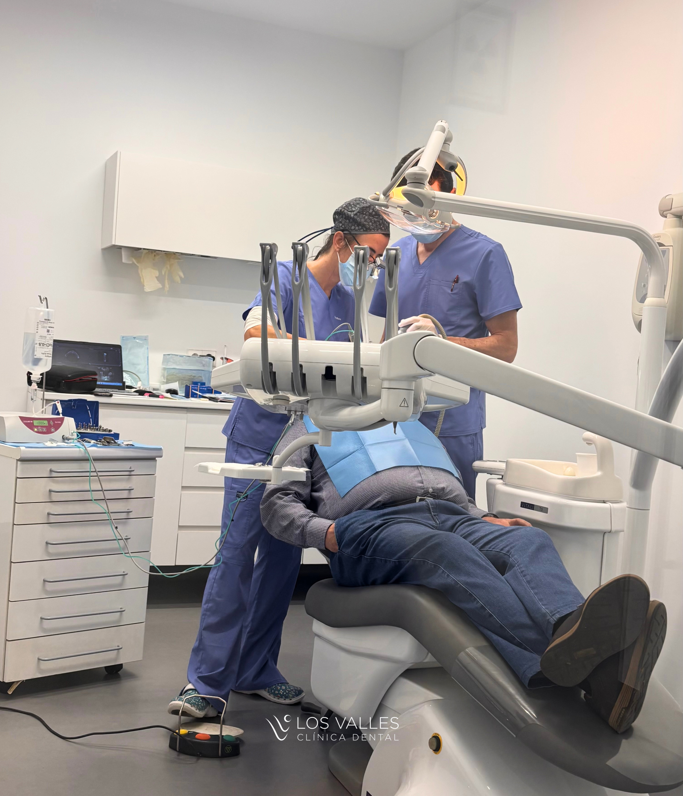 En nuestra Clínica dental Los Valles trabajamos con un enfoque personalizado para valorar cada caso de forma individual. Antes de realizar una endodoncia, llevamos a cabo una exploración completa y las pruebas diagnósticas necesarias para determinar el estado de la pieza dental y establecer el tratamiento más adecuado. Nuestro objetivo es siempre conservar los dientes naturales cuando existe la posibilidad de hacerlo. Gracias a una planificación precisa y a la experiencia de nuestro equipo, muchos pacientes han podido evitar la extracción y recuperar la salud de sus dientes mediante tratamientos conservadores.