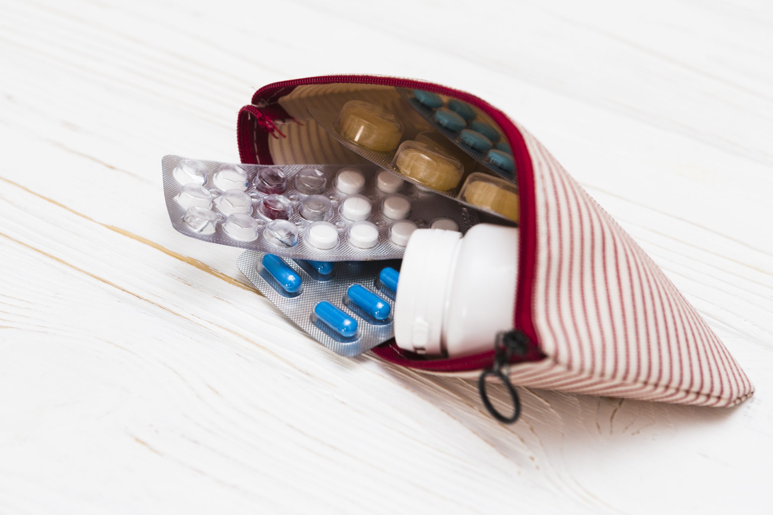 Llevar en tu viaje un pequeño neceser con medicación puede salvarte de una urgencia dental en vacaciones hasta que encuentres responsables de la salud que puedan ayudarte con tu caso. 