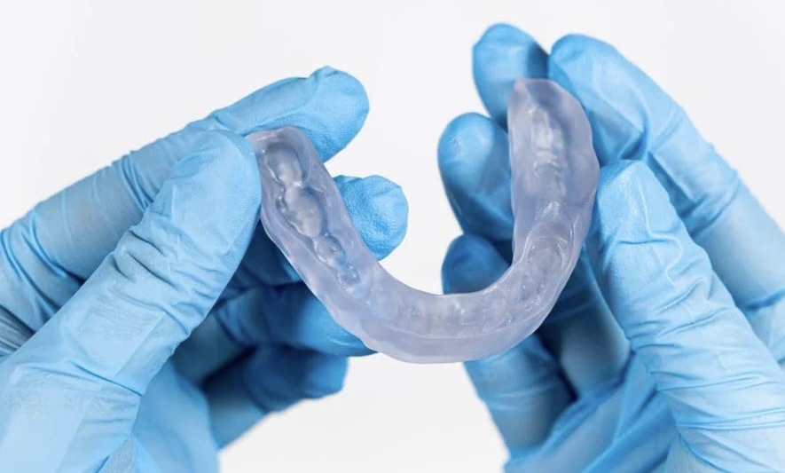 estrés y el bruxismo Las férulas de descarga constituyen uno de los tratamientos más utilizados para controlar sus efectos. Estas férulas personalizadas ayudan a proteger los dientes frente al desgaste, reducen la presión ejercida durante la noche y contribuyen a disminuir la sobrecarga muscular.