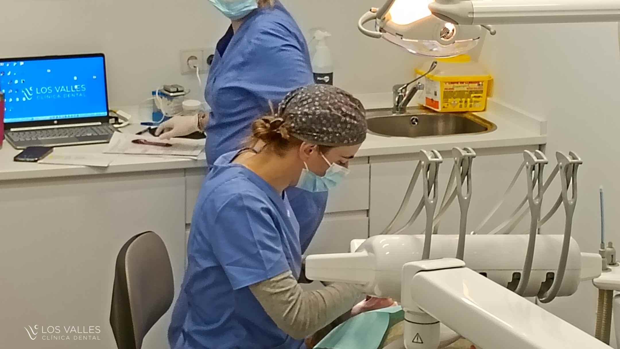 estrés y el bruxismo Además de afectar a la función masticatoria, el desgaste dental también puede influir en la estética de la sonrisa. Por ello, resulta importante realizar revisiones periódicas que permitan valorar cualquier cambio y establecer medidas de protección cuando sea necesario para revisar el estrés y el bruxismo para tomar medidas.