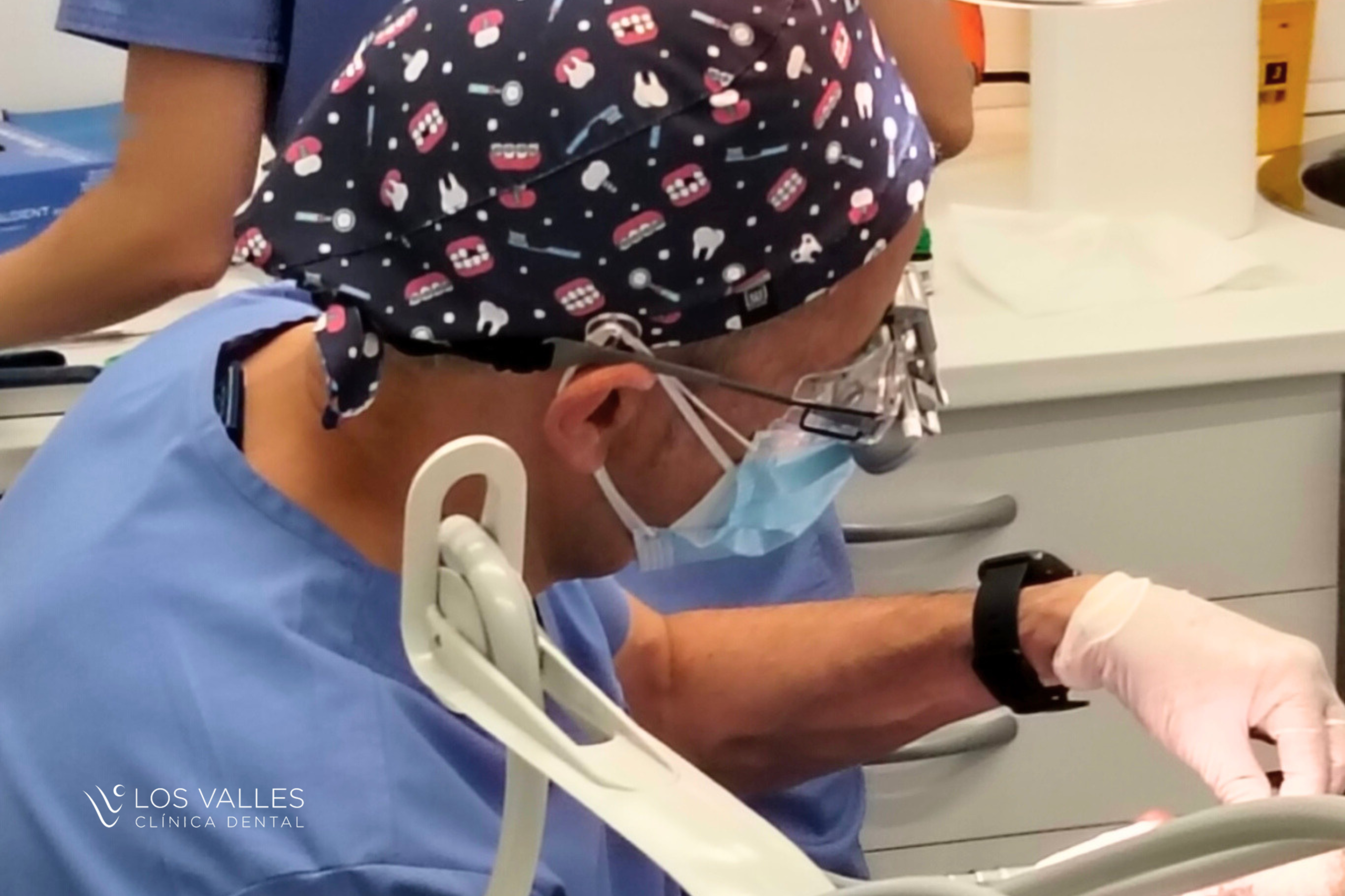 estética dental y sonrisas La relación entre la estética dental y sonrisas va mucho más allá de lucir unos dientes blancos. Hoy en día, los tratamientos estéticos permiten mejorar la apariencia de la sonrisa de forma personalizada, respetando las características faciales y la personalidad de cada paciente. El objetivo no sólo es transformar una sonrisa por completo, sino potenciar sus puntos fuertes para lograr un resultado armónico y natural.