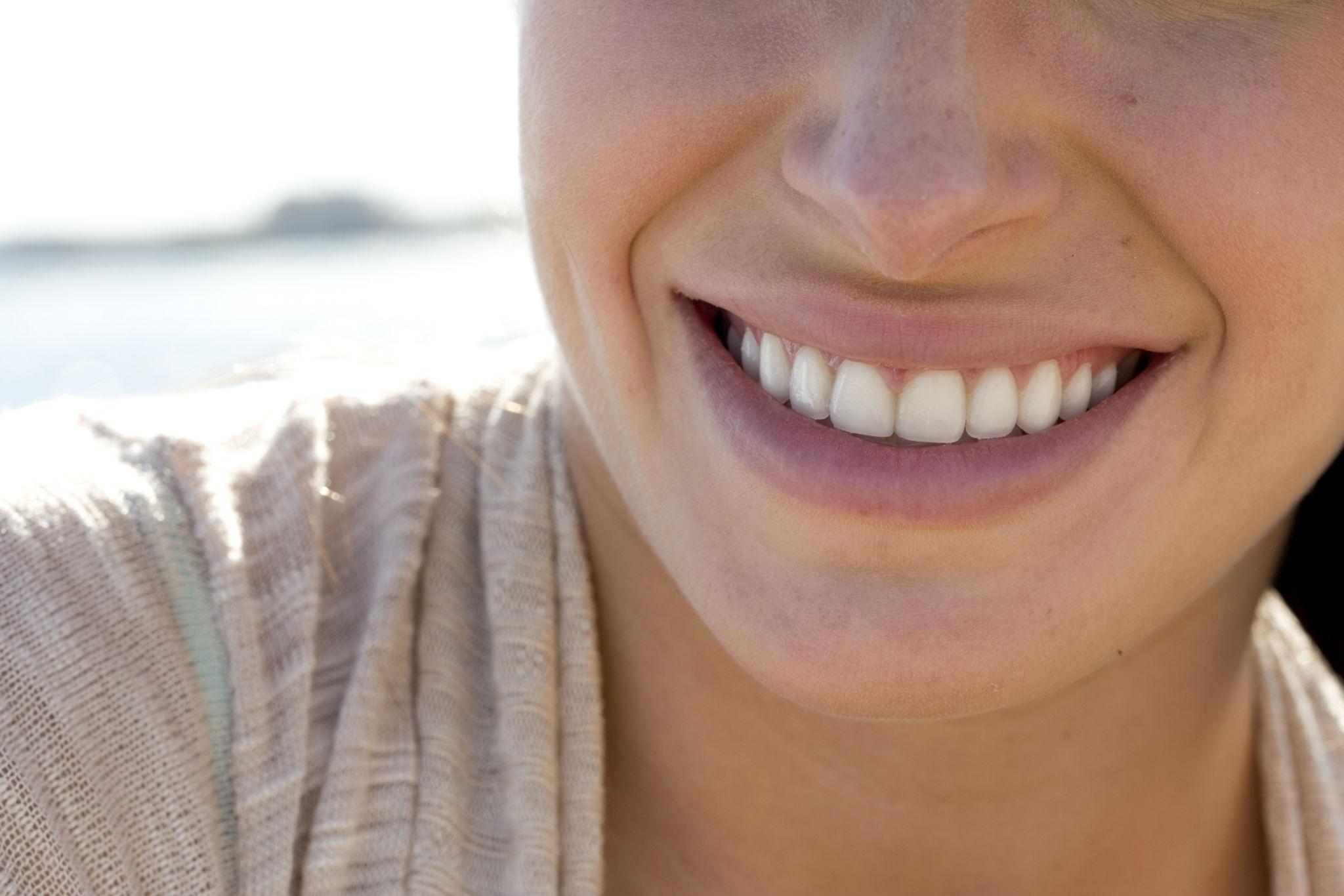 salud bucodental después del verano La vuelta a la rutina en tu salud bucodental después del verano facilita es recuperar horarios y establecer de nuevo unos hábitos de higiene constantes. Cepillarse los dientes al menos dos veces al día y acudir periódicamente al dentista son pequeñas acciones que ayudan a mantener una boca sana.
