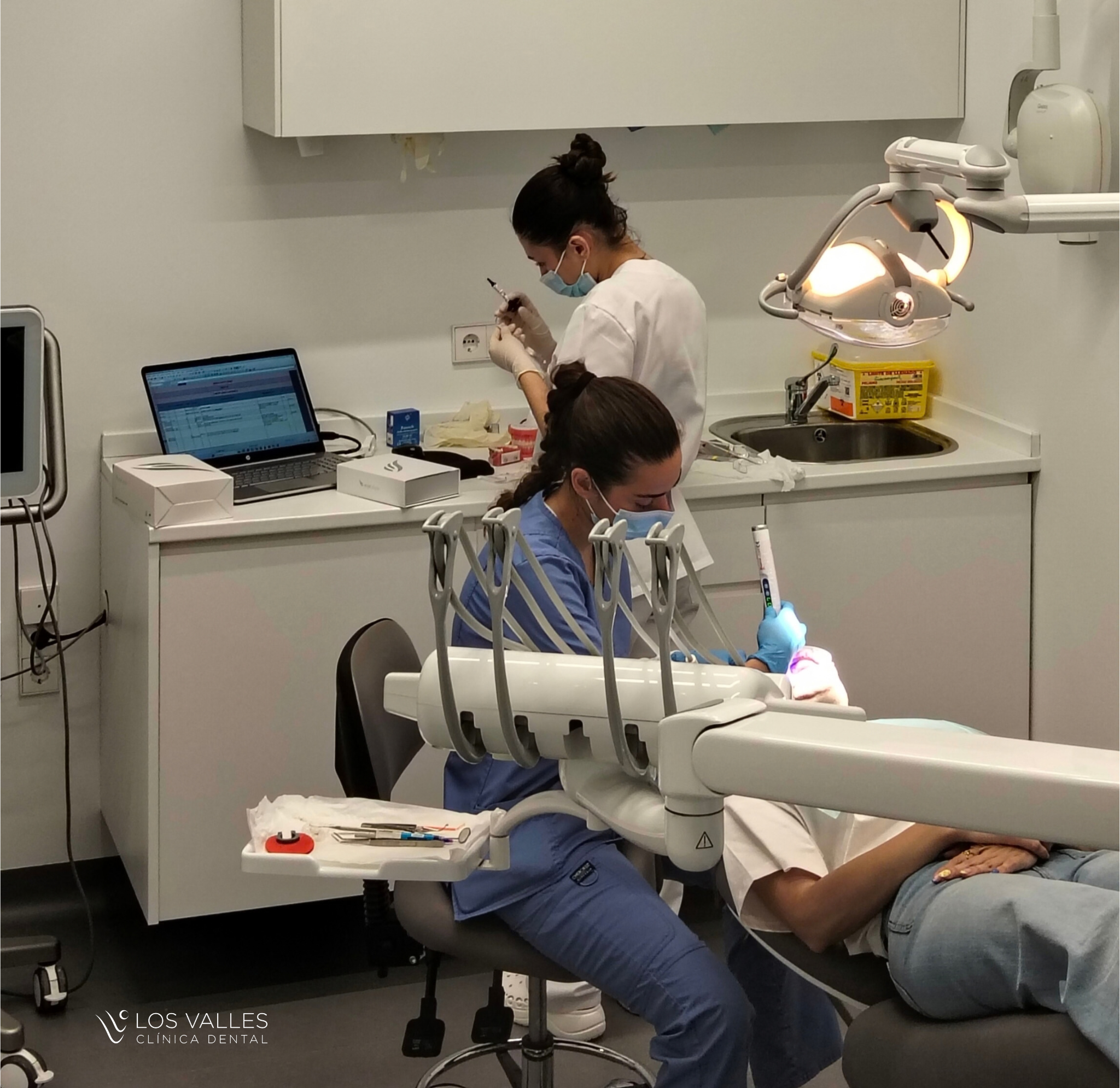 salud bucodental y corazón El 29 de septiembre se celebra el Día Mundial del Corazón, una fecha que nos recuerda la importancia de cuidar nuestra salud cardiovascular. Pero ¿sabías que la salud de nuestra boca también forma parte de nuestro bienestar general? La ciencia estudia desde hace años la posible relación entre salud bucodental y corazón, especialmente entre la enfermedad periodontal y determinadas enfermedades cardiovasculares.