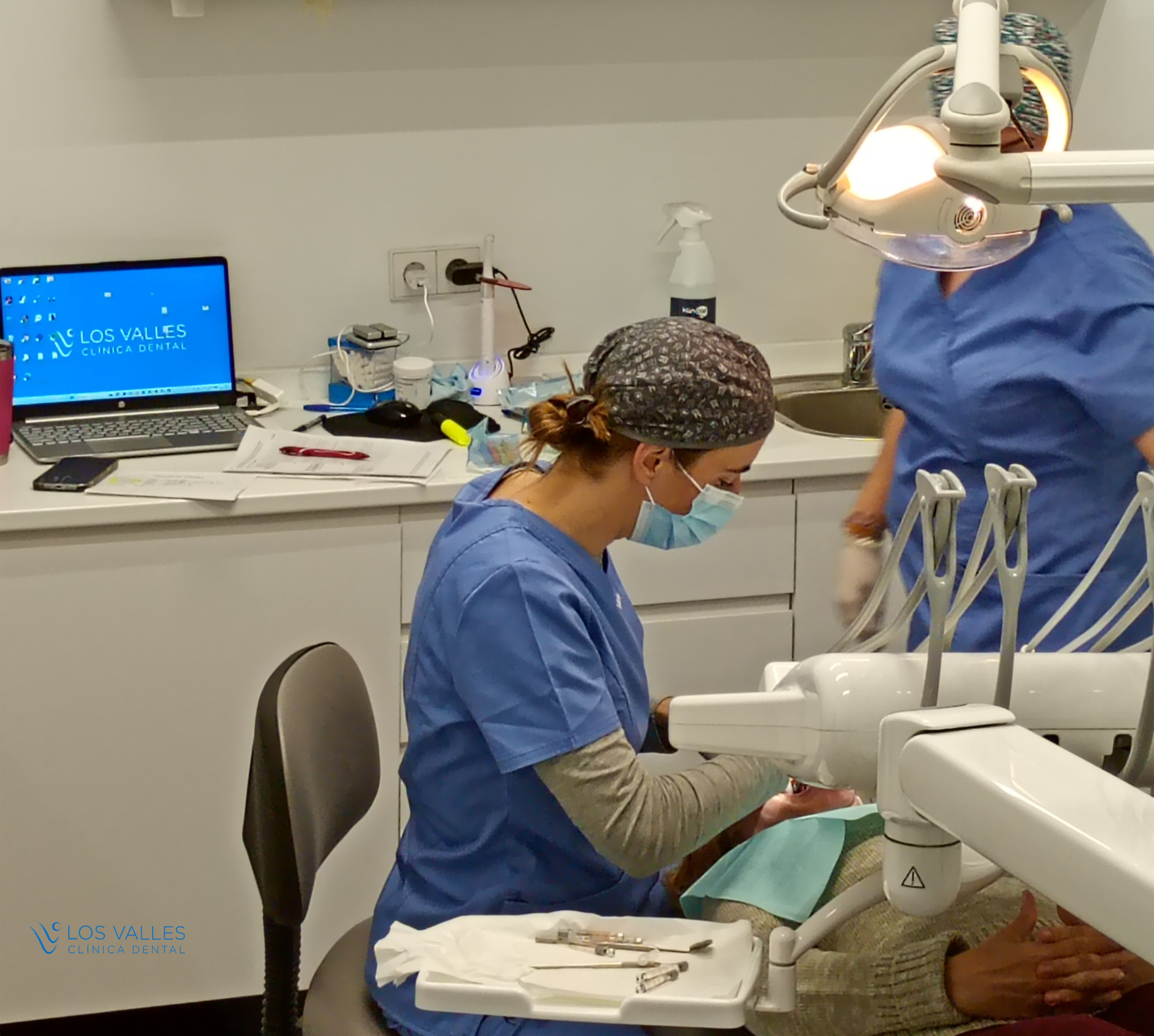 qué pasa si no te cepillas los dientes Cepillarse los dientes forma parte de nuestra rutina diaria y, precisamente por eso, es fácil quitarle importancia. Sin embargo, cuando la higiene bucodental se descuida, la placa bacteriana comienza a acumularse y puede favorecer la aparición de problemas en dientes y encías. Saber qué pasa si no te cepillas los dientes ayuda a comprender por qué este sencillo hábito es una de las principales herramientas para cuidar nuestra salud bucodental y prevenir enfermedades.