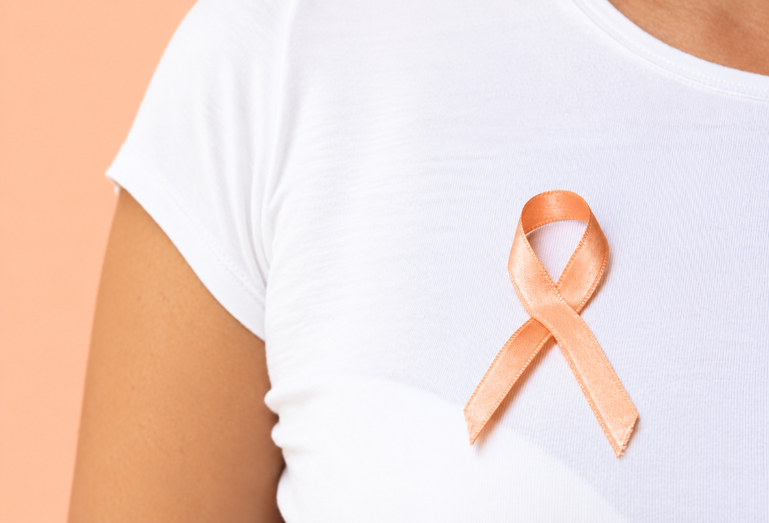 salud bucodental durante el cáncer de mama La hidratación y la alimentación también pueden ayudarte a sobrellevar algunas molestias en tu salud bucodental durante el cáncer de mama. Si tienes la boca seca o sensible, prueba alimentos de textura suave y evita aquellos que te provoquen escozor, como los muy ácidos, picantes o excesivamente calientes. Los enjuagues sin alcohol pueden resultar más tolerables, pero conviene consultar cuáles son los más adecuados para ti, especialmente si tienes lesiones en la mucosa.