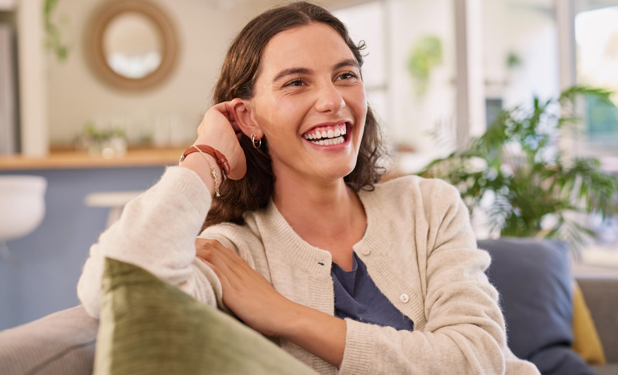 sonrisa saludable Sonreír forma parte de nuestra manera de comunicarnos, pero nuestra boca cumple muchas otras funciones. Masticamos, hablamos, tragamos y expresamos emociones a través de ella. Por eso, una sonrisa saludable debe entenderse desde una perspectiva mucho más amplia que la puramente estética.