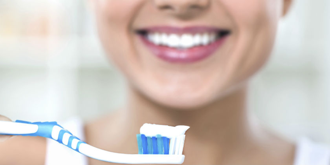 La higiene dental te ayuda con tus dientes amarillos.