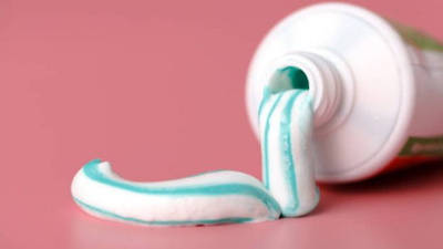 ¿Dónde se encuentra el flúor que ingerimos? En la pasta de dientes y los enjuagues bucales con alto contenido en flúor. Pero tengamos en cuenta que la absorción de flúor por las encías es muy baja y no hay peligro pero, ¡ojo! si se llega a comer, ya es otra cosa.